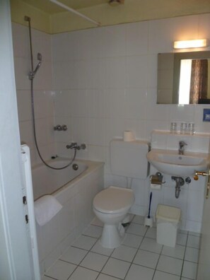Standard Triple Room, 1 Bedroom | Bathroom | Hair dryer, towels - Hotel Domo (Düsseldorf)