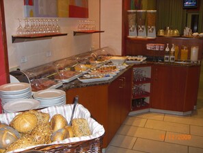 Dagelijks ontbijtbuffet (EUR 8.00 per persoon)