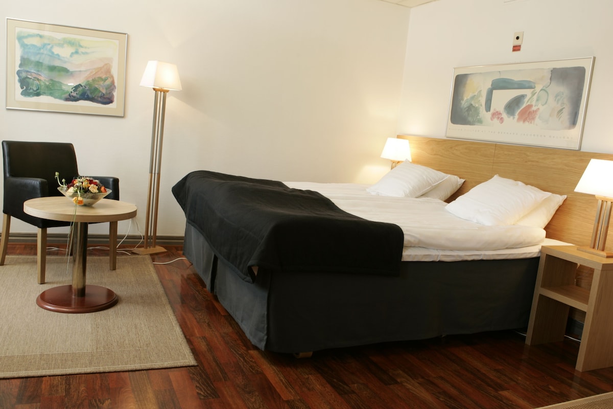 Tabla de planchar con plancha, wifi gratis y ropa de cama 