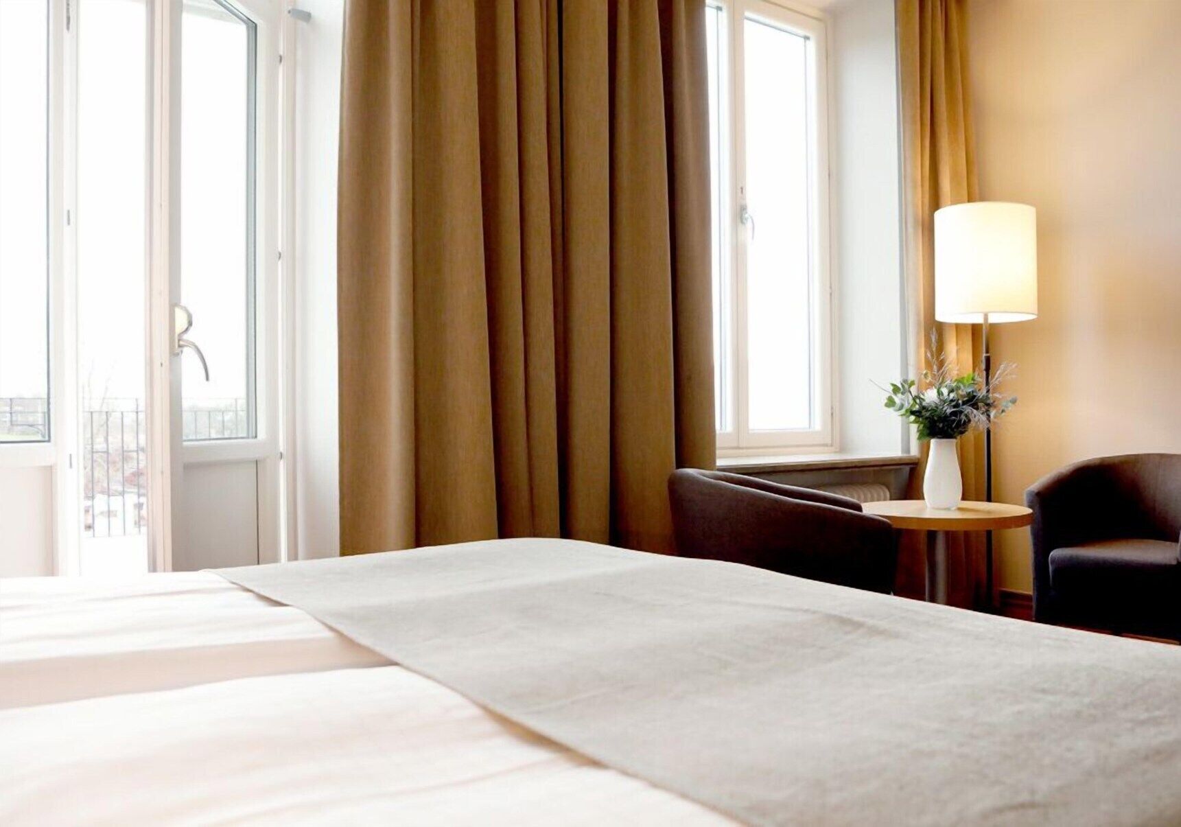 Iron/ironing board, free WiFi, bed sheets