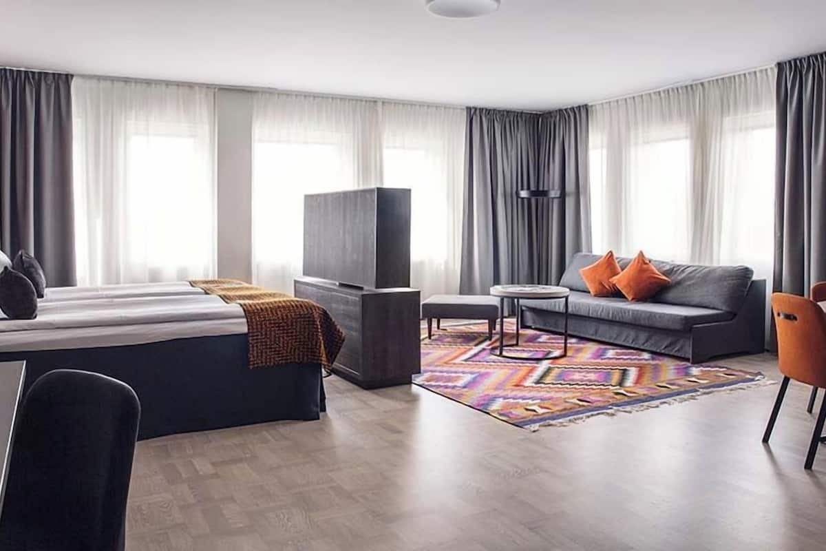 suite, non smoking (double, with sofa bed) | 1 bedroom, iron/ironing board, cots/infant beds, wifi