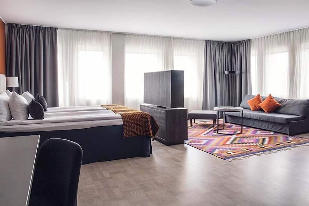 Suite, non fumatori (Double, with Sofa Bed) | Ferro/asse da stiro, culle/letti per bambini (a pagamento)