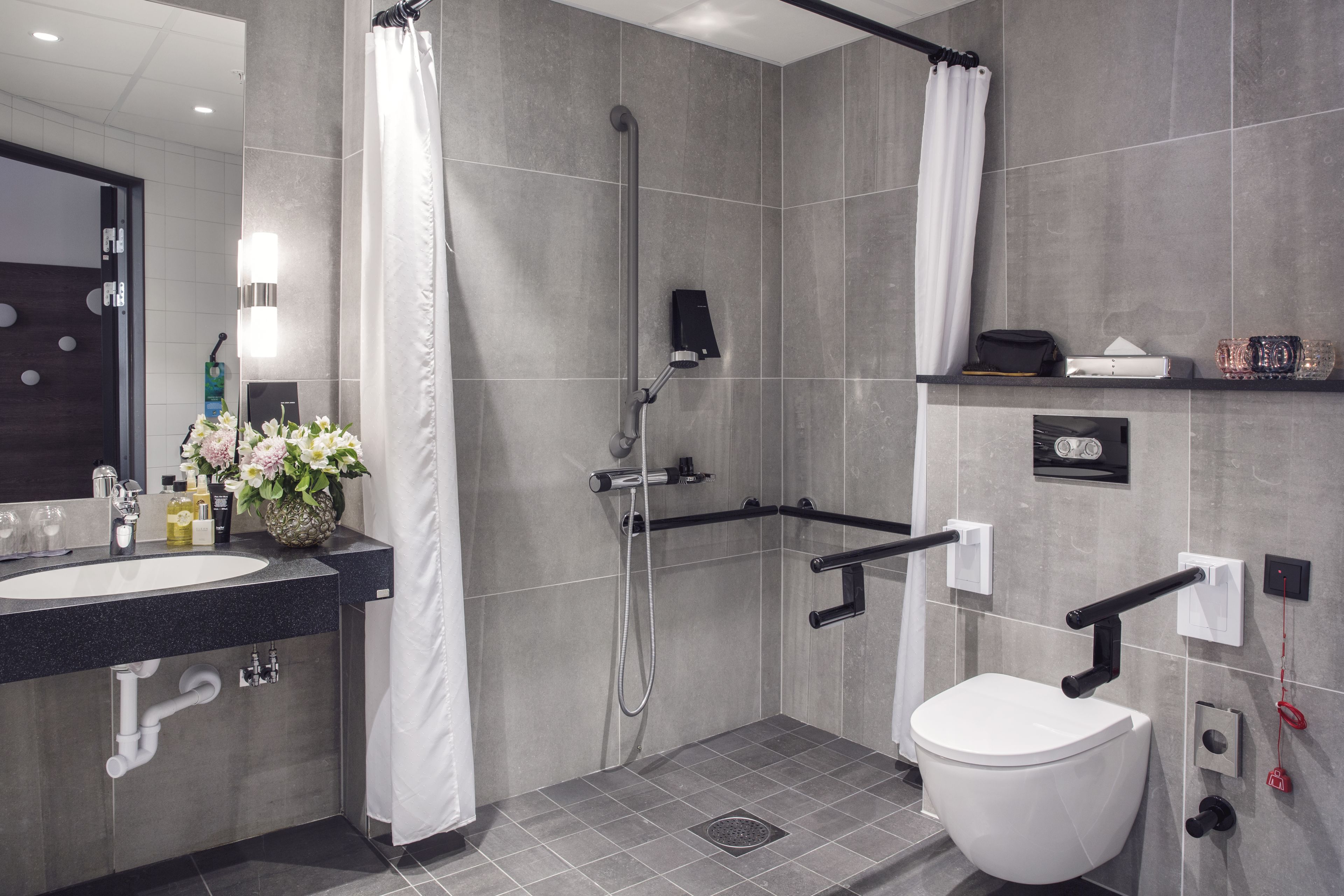 standard room, 2 single beds, non smoking | bathroom shower