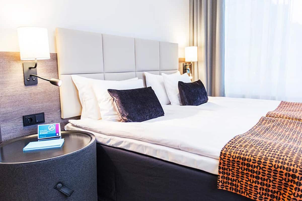 standard room, 2 single beds, non smoking | 1 bedroom, iron/ironing board, cots/infant beds, wifi