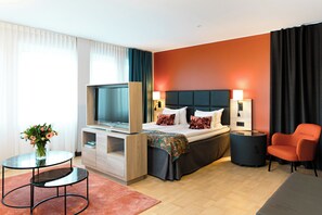 A modern hotel room with a bed, a TV, a desk, and a chair. - Quality Hotel Winn Haninge (Handen)