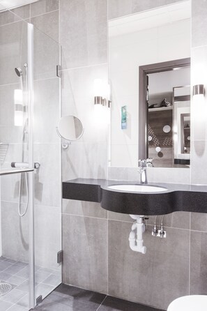 Shower, hair dryer, towels - Quality Hotel Winn Haninge (Handen)