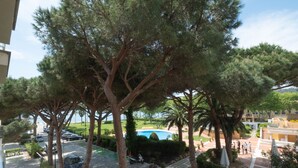 A courtyard with a swimming pool, surrounded by trees and a parking area. - S'Agaró Hotel Spa & Wellness (Castell-Platja d'Aro)
