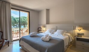 Habitación estándar doble, balcón (Vista Jardín o Piscina) | 1 habitación, minibar, caja de seguridad en la habitación y escritorio 