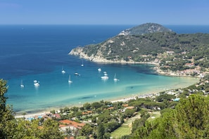 Private beach, sun-loungers, beach umbrellas, beach towels