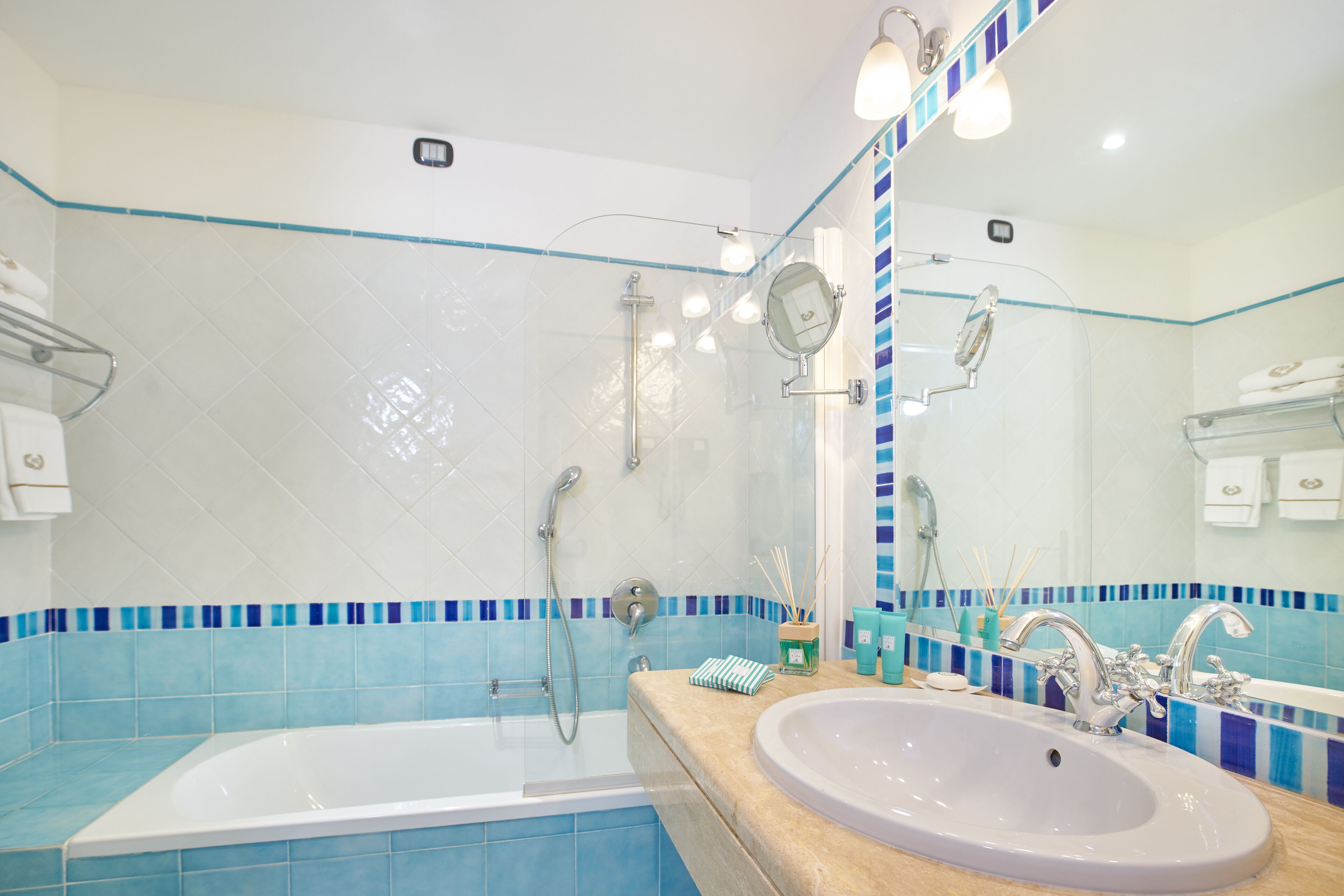 combined shower/bathtub, jetted bath, free toiletries, hair dryer