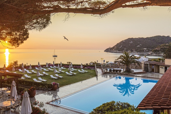 Outdoor pool, sun loungers