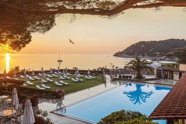 Piscine extérieure, chaises longues