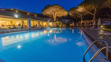 Outdoor pool, sun loungers