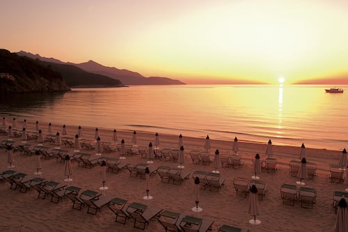 Plage privée, chaises longues, parasols, serviettes de plage