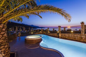 Piscine extérieure, chaises longues