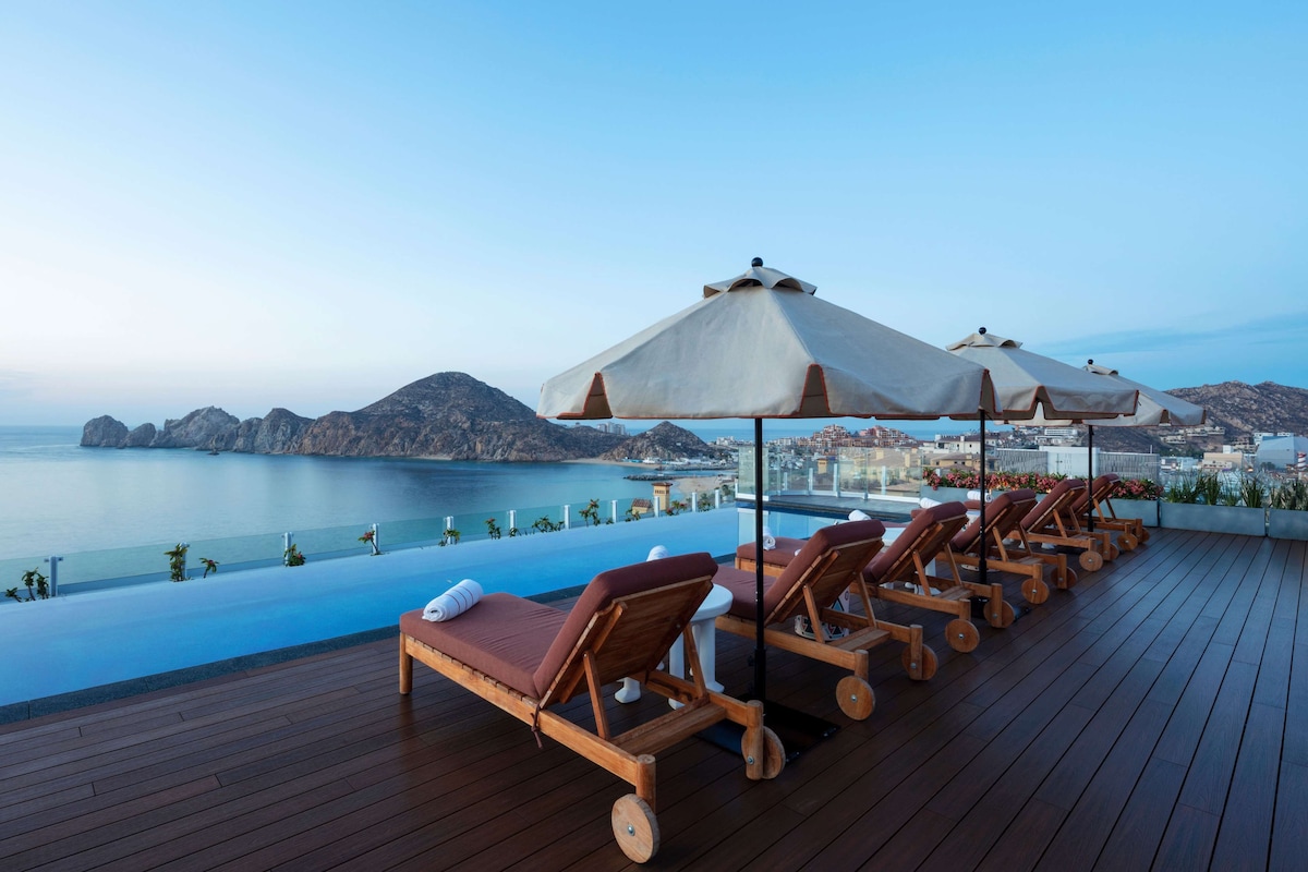Corazón Cabo Resort and Spa on cabo san lucas and its infinity pool with sun loungers overlooking the ocean.