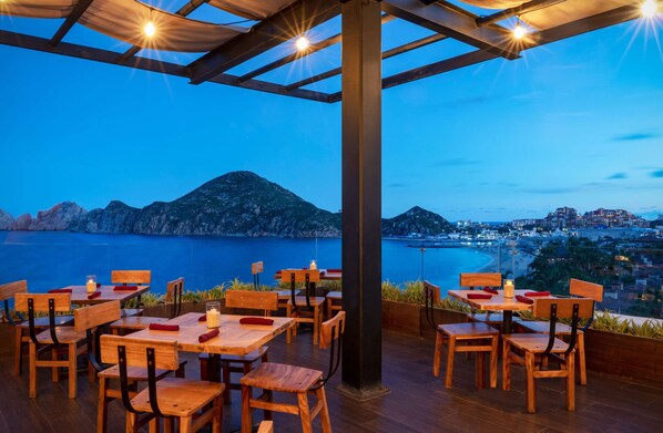 5 restaurantes; se sirven desayunos, comidas, cenas y brunch