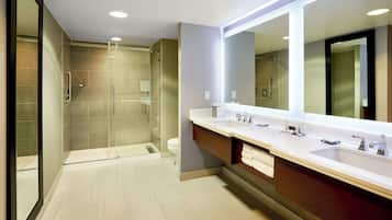 Combined shower/tub, free toiletries, hair dryer, towels