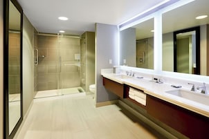 Bañera con ducha, artículos de tocador gratuitos, secador de pelo