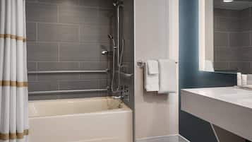 Un baño moderno con bañera, ducha y lavabo.