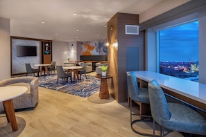 Concierge Room, Room, 1 King Bed | Executive lounge