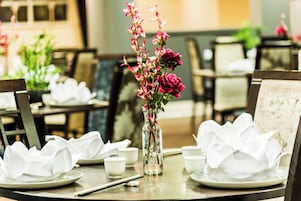 2 restaurants; breakfast, lunch and dinner served