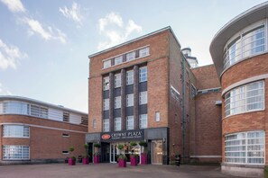 Un immeuble à plusieurs étages, sur lequel on peut voir une grande enseigne indiquant la présence d’un hôtel Crowne Plaza à l’aéroport de Liverpool John Lennon.
