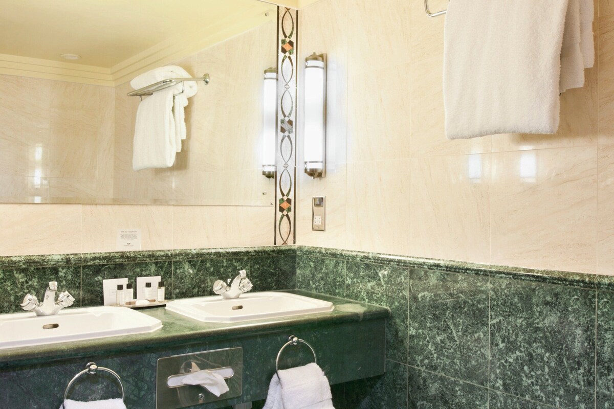 Baignoire, articles de toilette gratuits, sèche-cheveux, peignoirs