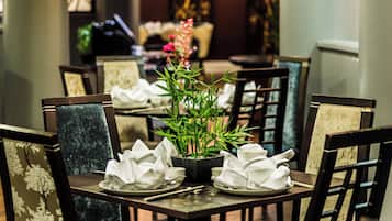 2 restaurants; breakfast, lunch, and dinner served