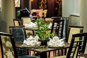 2 restaurants; breakfast, lunch and dinner served  - Crowne Plaza Liverpool - John Lennon Airport by IHG (Liverpool)