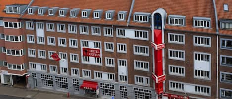 Vista frontal de la propiedad