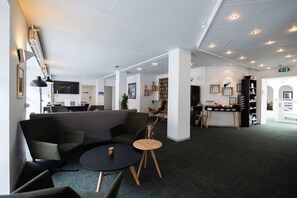 Coin salon dans le hall
