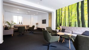 A modern lounge area with sofas, armchairs, and a coffee table. - Milling Hotel Gestus (Aalborg)
