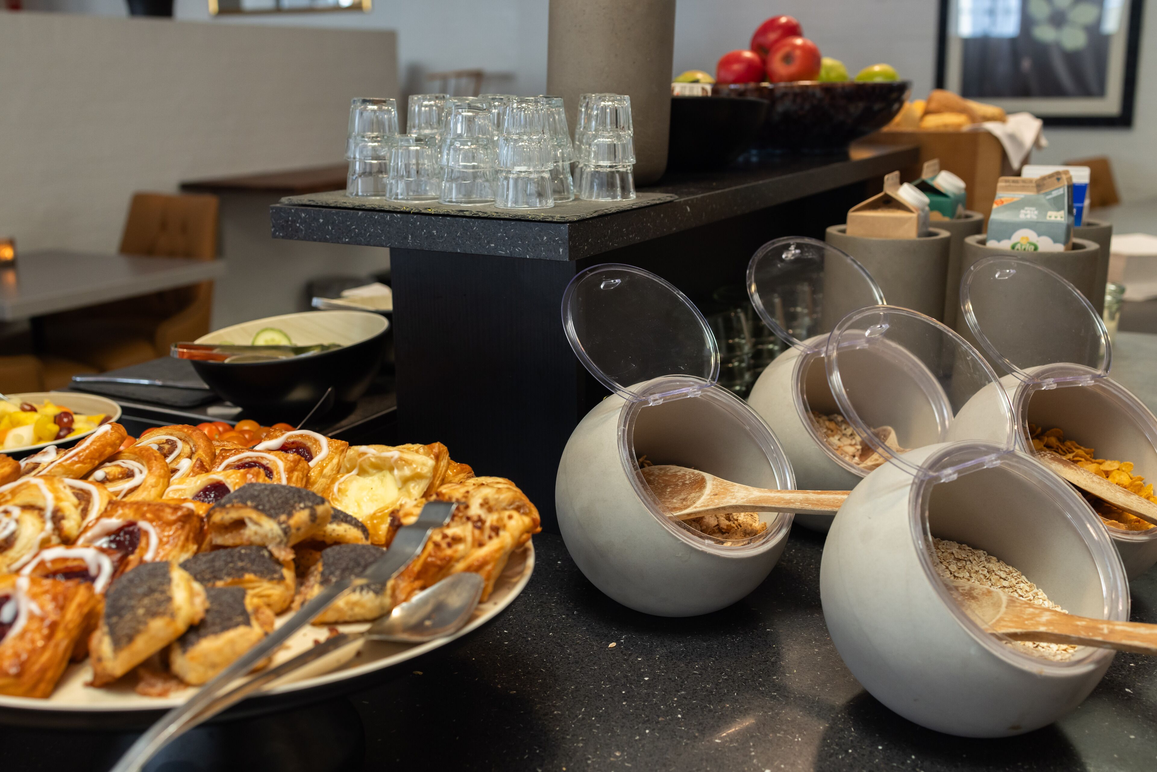 Café da manhã com buffet grátis todos os dias