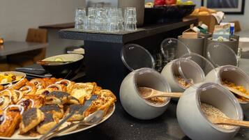 Café da manhã com buffet grátis todos os dias