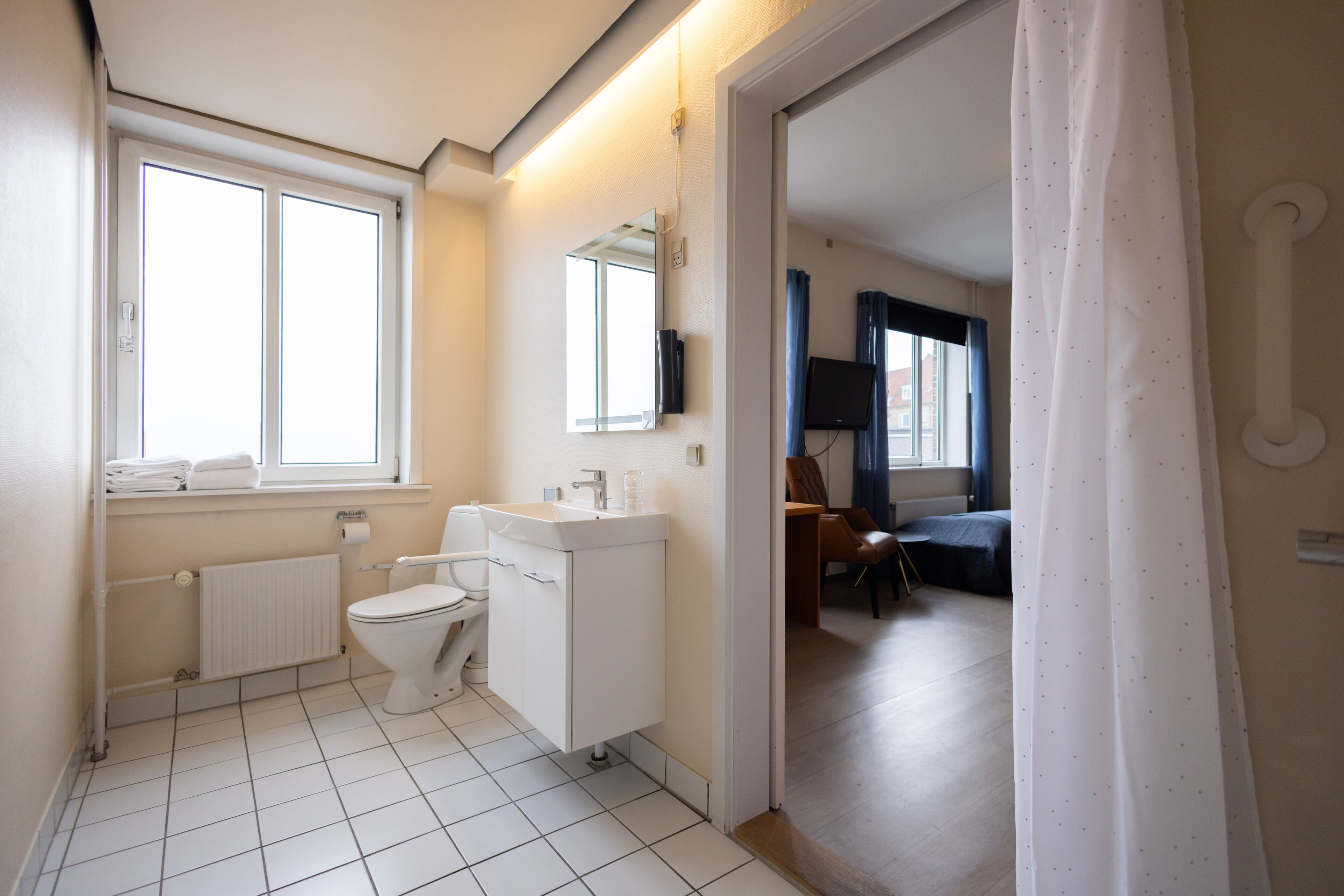 triple room | bathroom | hair dryer, towels, soap, shampoo