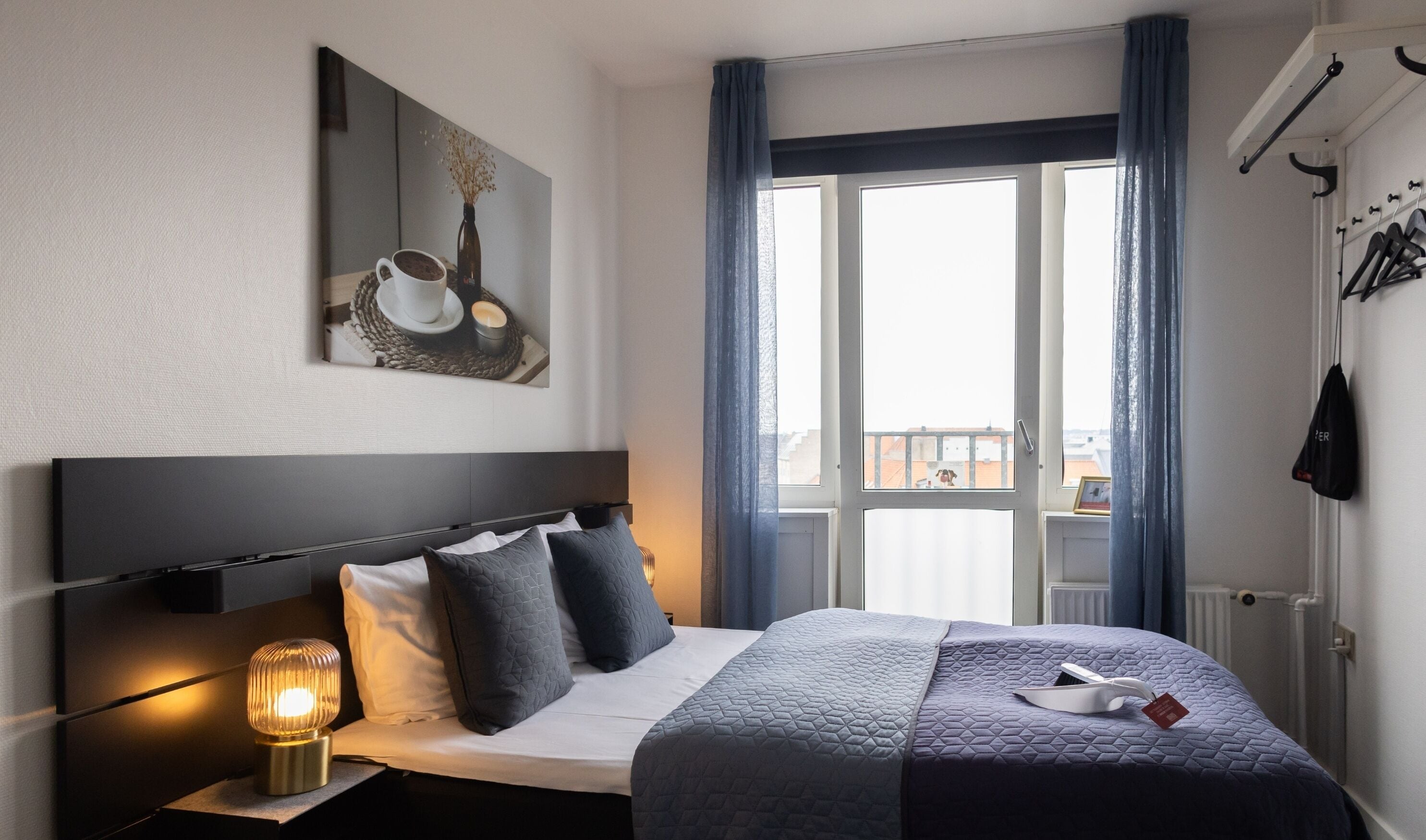 Decoración personalizada, wifi gratis y ropa de cama 