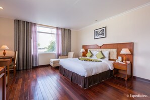 Executive Room, 1 King Bed | Premium bedding, minibar, in-room safe, desk