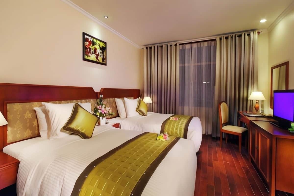 Roupas de cama premium, frigobar, cofres nos quartos, escrivaninha