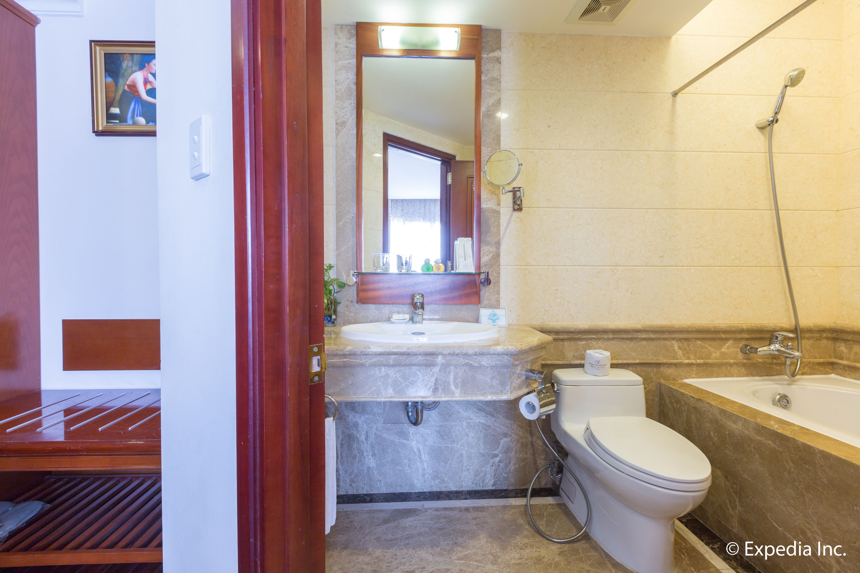 Ein Badezimmer mit Waschbecken, Toilette und Badewanne.