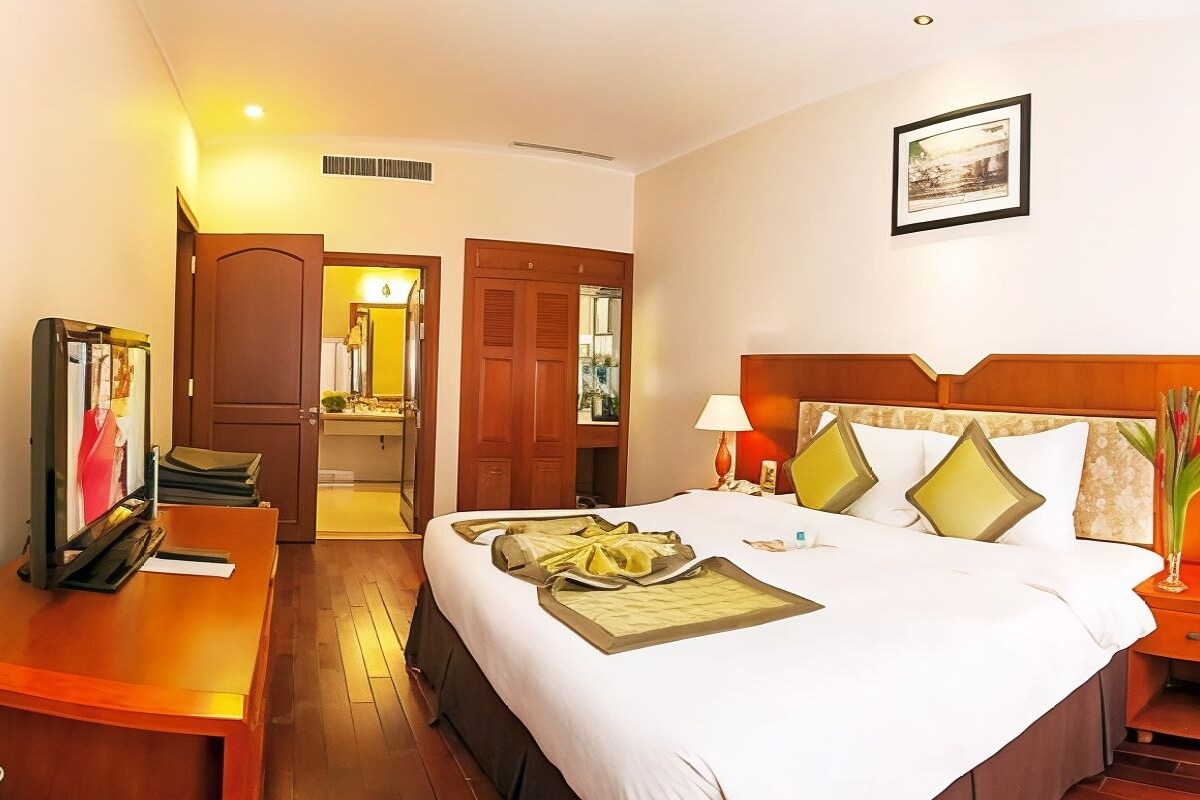 Premium bedding, minibar, in-room safe, desk
