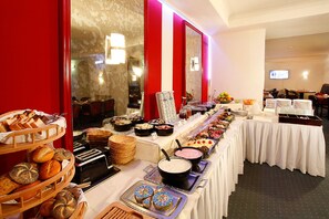 Desayuno buffet (EUR 12.90 por persona)
