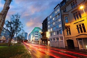 A hotel with a classic facade, a green dome, and a sign for 'Hotel Royal'. - HansaDom Hotel Köln Central by Mayburgh (Cologne)