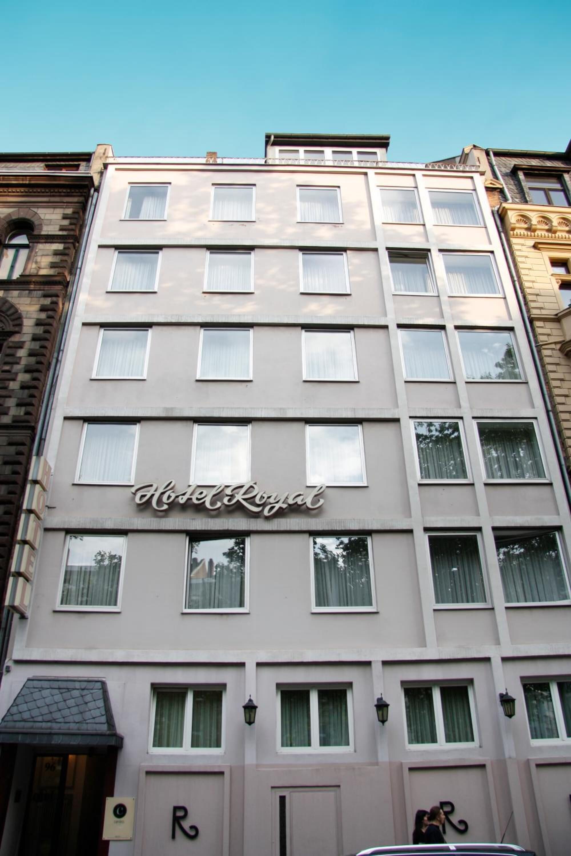 A hotel building with a sign reading "Hotel Royal."