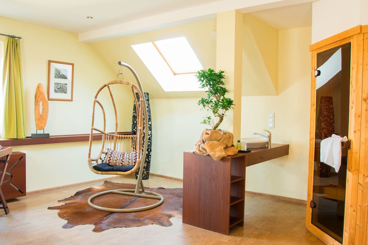 Suite (with Sauna) | Hypo-allergenic bedding, in-room safe, individually decorated