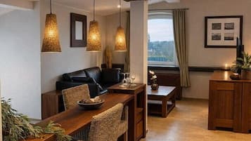 Suite (with Sauna) | Essbereich im Zimmer