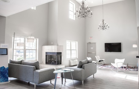 Zona de estar del vestíbulo. Ramada by Wyndham Sellersburg/Louisville North