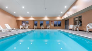 Kolam renang indoor, dengan kursi berjemur