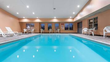 Piscine couverte, accÚs possible de 09 h 00 à 22 h 00, chaises longues