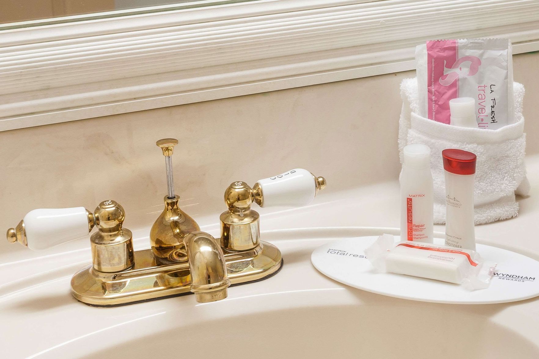Bathroom | Combined shower/bathtub, free toiletries, hair dryer, towels